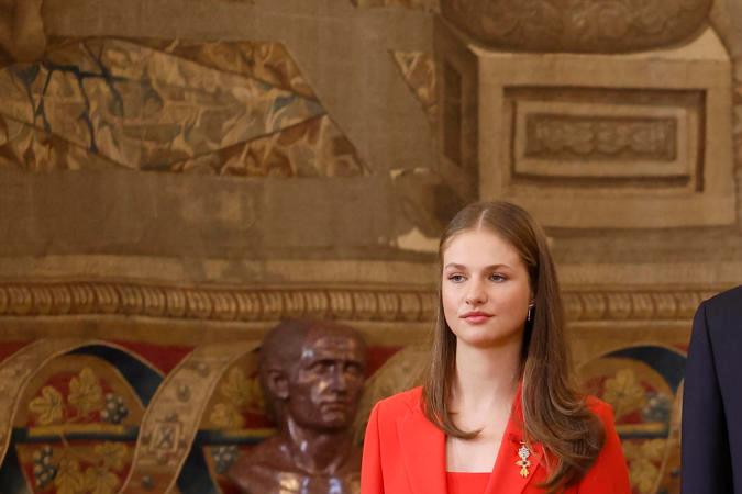 La princesa Leonor destaca con un elegante look rojo.