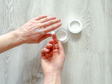 Evita los síntomas de la psoriasis con las cremas adecuadas.