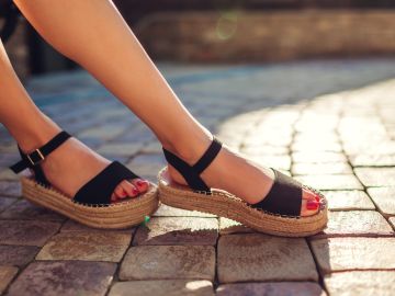 Usa sandalias con plataforma para tus looks de verano.