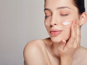 Usa cremas adecuadas para cuidar tu piel sensible.