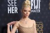 Anya Taylor-Joy destacó con un look minimalista en el nuevo desfile de Dior.