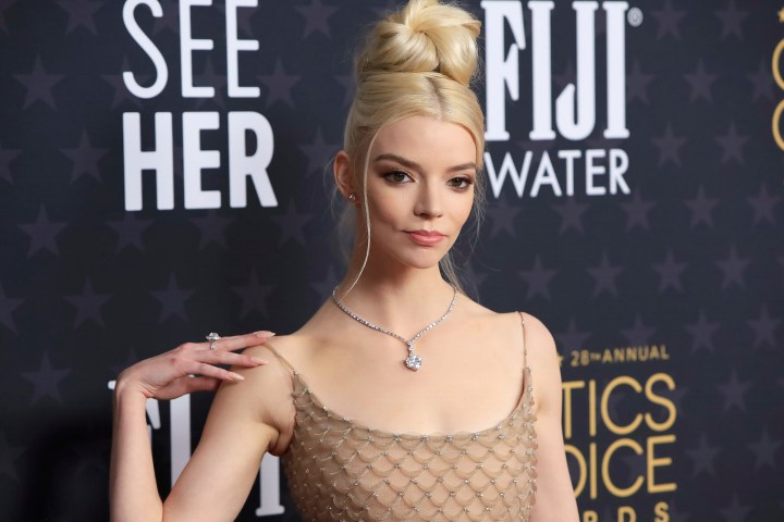 Anya Taylor-Joy destacó con un look minimalista en el nuevo desfile de Dior.
