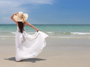 Mejora tus looks de verano al usar vestidos blancos.