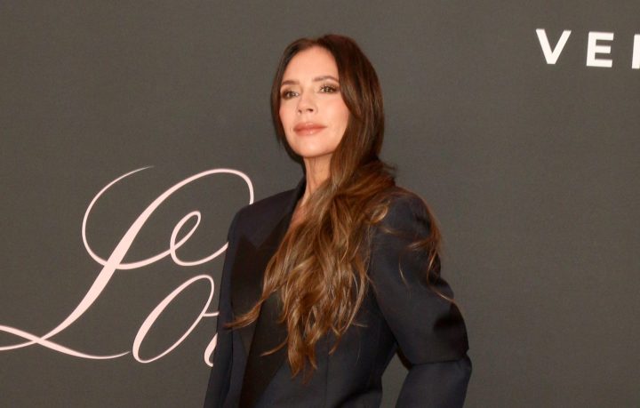 Victoria Beckham revela el producto que usa para maquillar sus cejas.