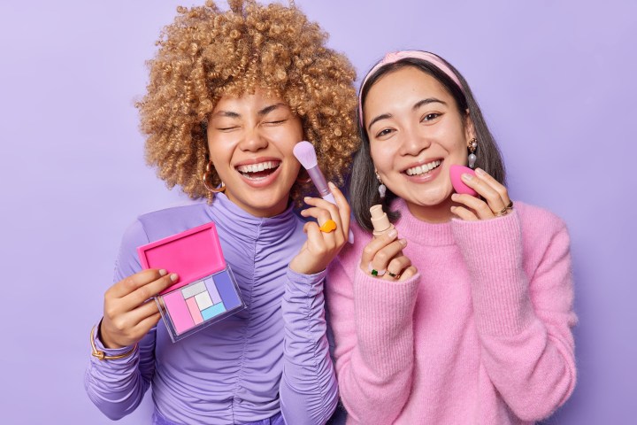 Prueba la tendencia colorida del Berry Makeup en el verano.