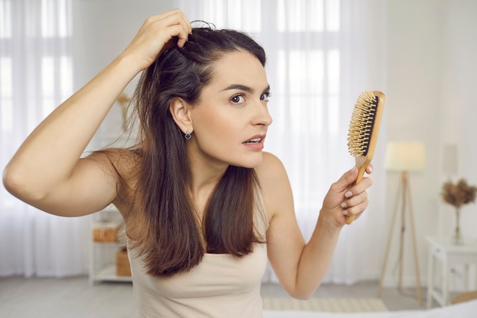 Mantén una buena alimentación y estilo de vida para cuidar tu cabello.