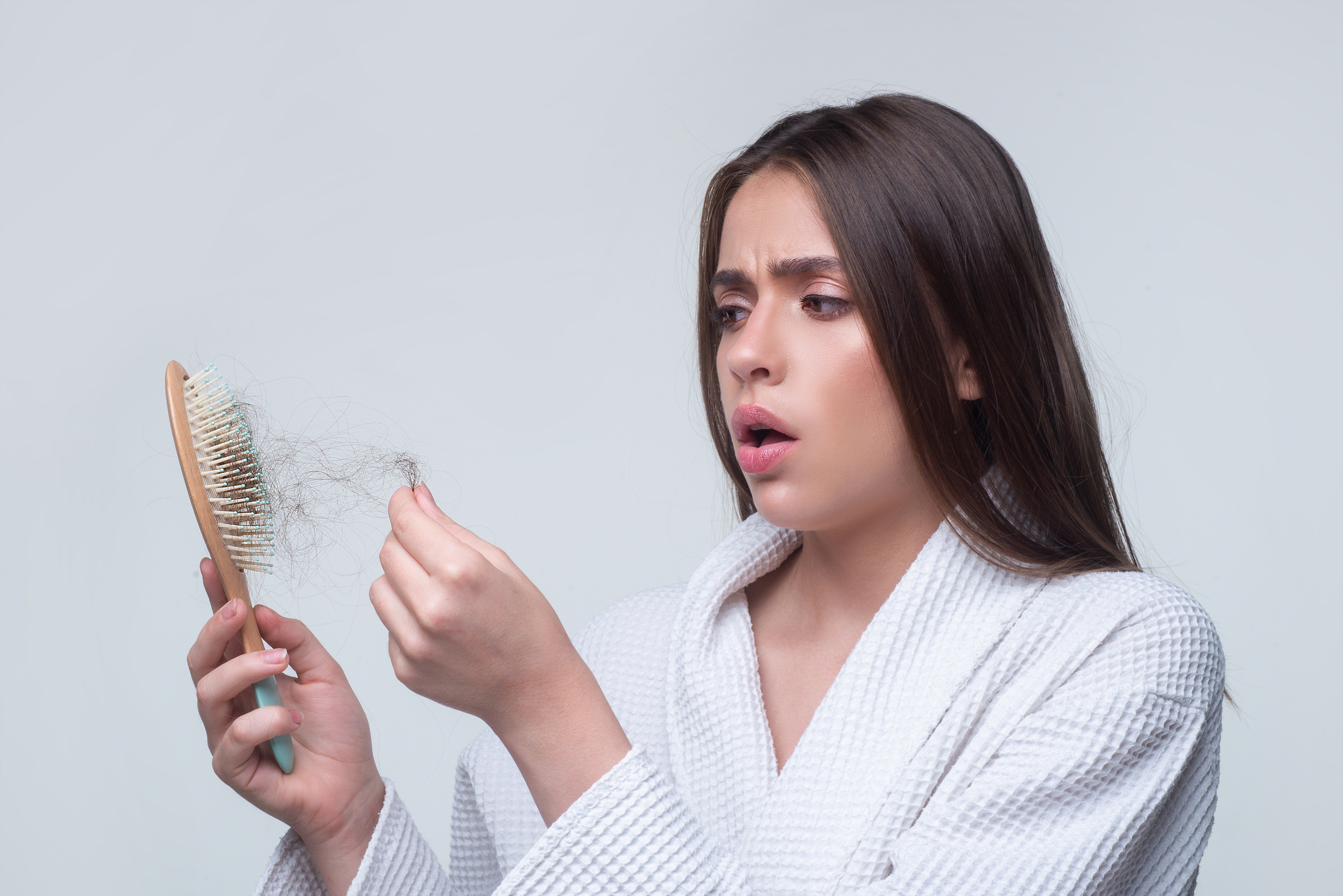 Evita usar la plancha diariamente para no dañar tu cabello.