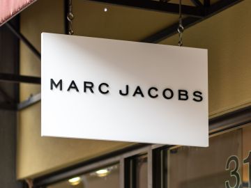 Marc Jacobs presentó su nueva colección de moda con llamativos zapatos puntiagudos.