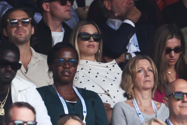 Margot Robbie se viste de lunares para presumir su primer embarazo.