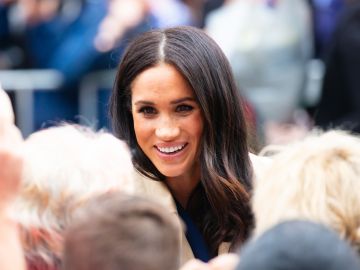 Meghan Markle luce las sandalias negras con tacón que toda chica debería tener en su armario.