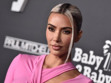 Kim Kardashian luce la tradicional moda hindú en la “Boda del Año” en India.