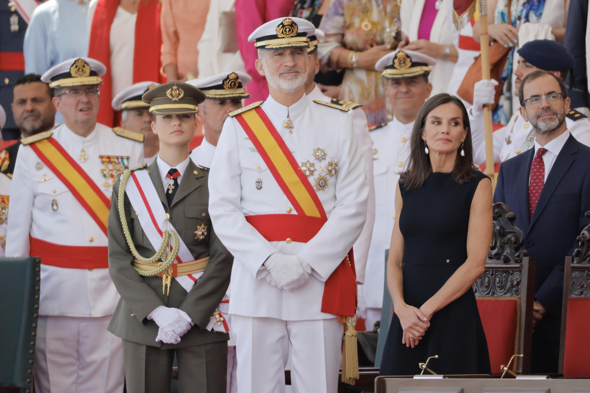 Los Reyes y la princesa Leonor presiden la entrega de los reales despachos en la Escuela Naval de Marín