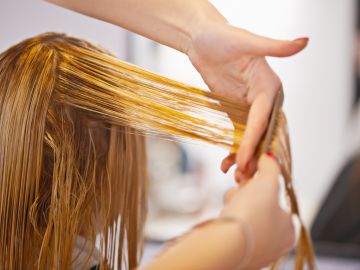 Evita realizar una decoloración después de un alisado para no dañar tu cabello.