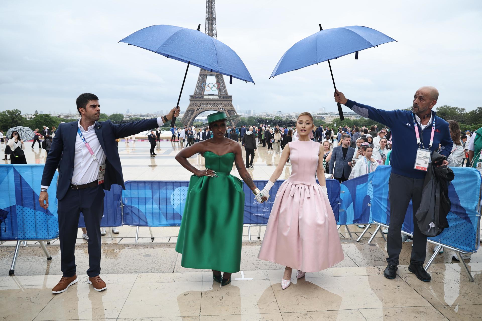 aAriana Grande y Cynthia Erivo posan en la inauguración de los Juegos Olímpicos.