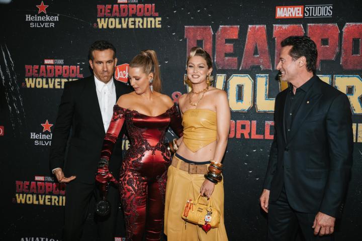 Blake Lively y Gigi Hadid lucen trajes inspirados en los héroes de Marvel.