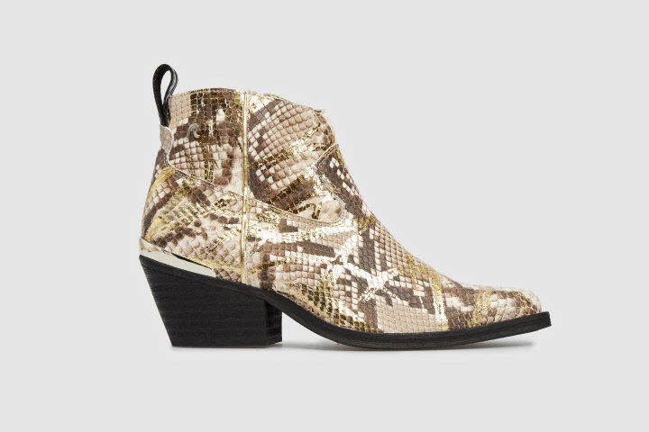 Las botas de animal print son ideales para crear un look imponente.