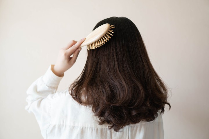 Aprenda a peinar tu cabello en capas para mejorar su forma.
