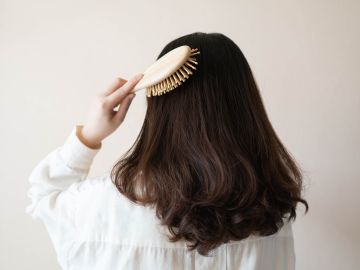 Aprenda a peinar tu cabello en capas para mejorar su forma.