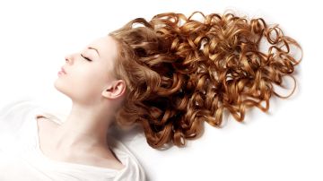 El cabello rizado debe cuidarse con los productos adecuados para definir su forma.