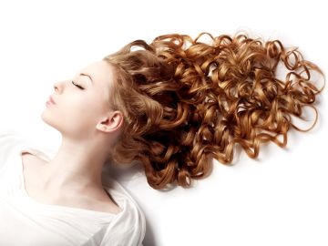 El cabello rizado debe cuidarse con los productos adecuados para definir su forma.