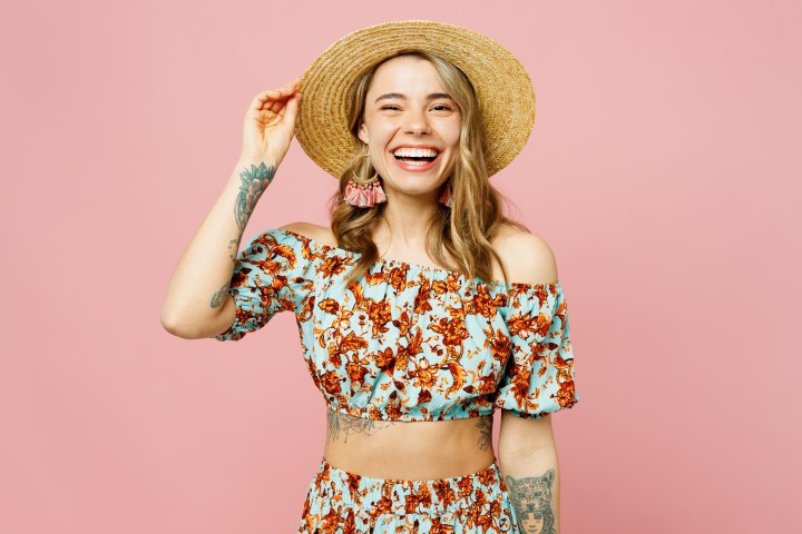 Cuida tu cabello del sol de verano para evitar la resequedad y debilidad.