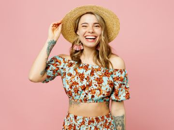 Cuida tu cabello del sol de verano para evitar la resequedad y debilidad.