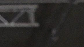 Hailey Bieber muestra el crecimiento de su vientre con un nuevo vestido.