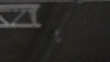 Hailey Bieber muestra el crecimiento de su vientre con un nuevo vestido.