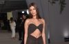 Hailey Bieber muestra el crecimiento de su vientre con un nuevo vestido.