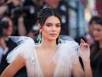 Kendall Jenner destacó con un elegante vestido en París.
