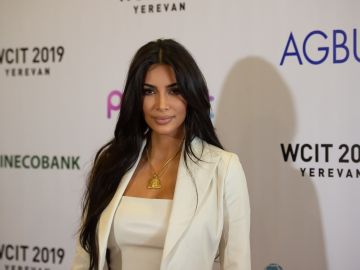 Kim Kardashian modelo con el nuevo bolso de Balenciaga.