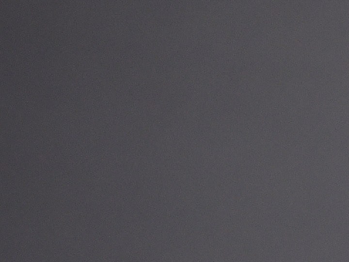 Kim Kardashian destaca con un nuevo vestido blanco.