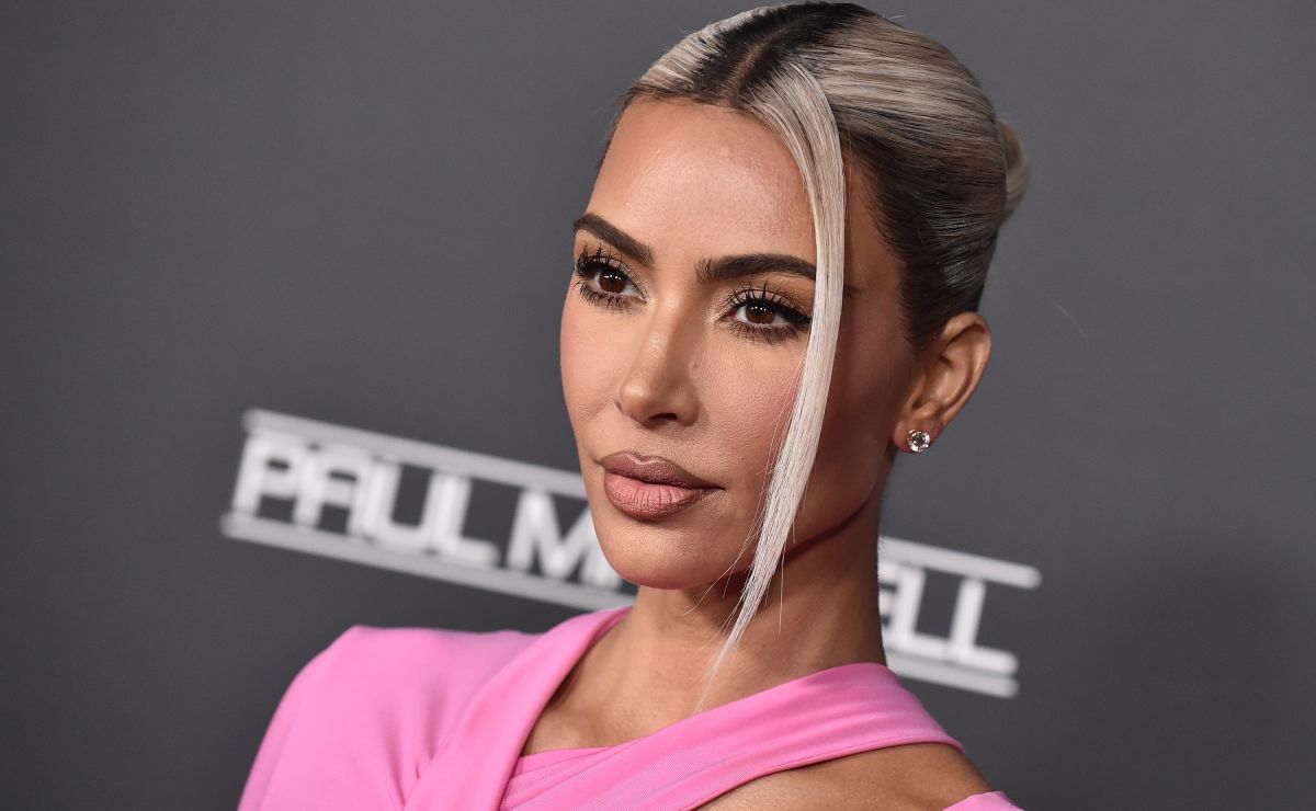 Look del día: Kim Kardashian se viste de blanco para acudir a una