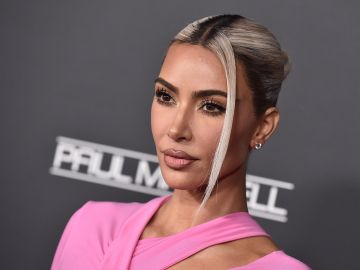 Kim Kardashian destaca con un nuevo vestido blanco.