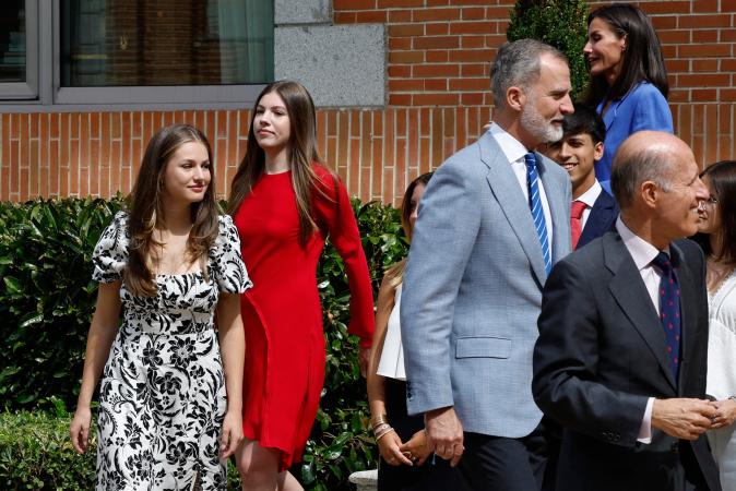 Los reyes Felipe y Letizia acompañados por la princesa Leonor y la infanta Sofía se preparan para la foto de familia con los miembros del patronato de la Fundación Comité Español de los Colegios del Mundo Unido (UWC).