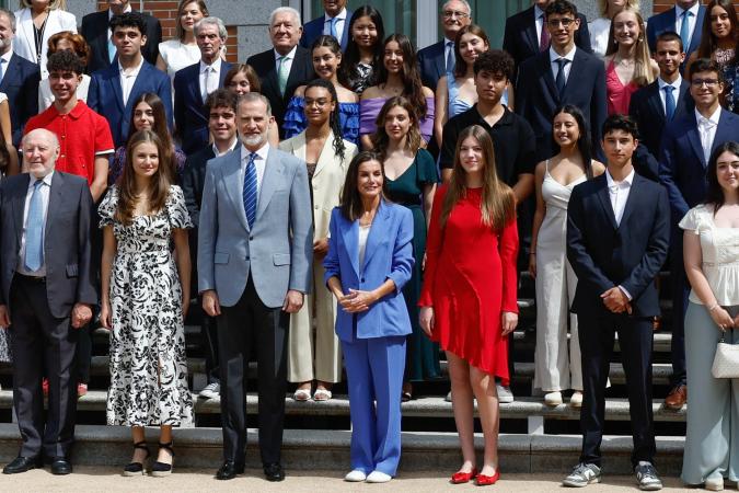 La familia real se reúne en una foto junto a los miembros del patronato de la Fundación Comité Español de los Colegios del Mundo Unido (UWC), patrocinadores y alumnos.