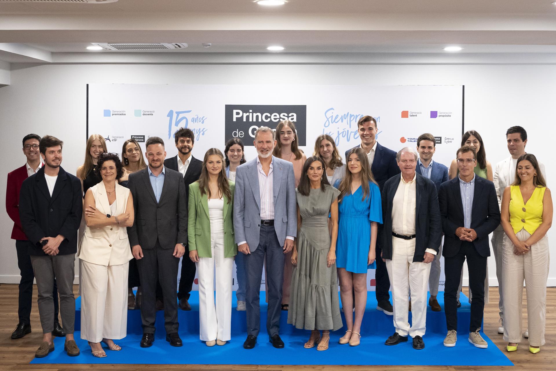 La princesa Leonor, el Rey Felipe VI, la Reina Letizia y la Infanta Sofía durante el encuentro que han mantenido con los miembros del Consejo Asesor Joven este miércoles en Lloret.