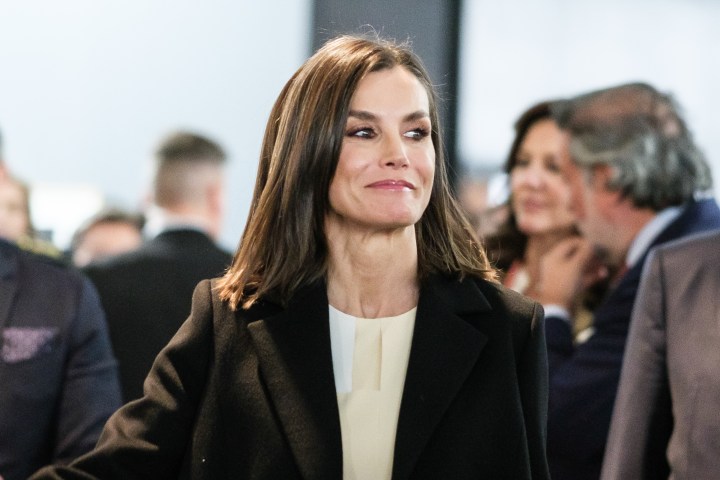 La reina Letizia usa un elegante vestido de flores de Carolina Herrera.