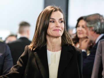 La reina Letizia usa un elegante vestido de flores de Carolina Herrera.
