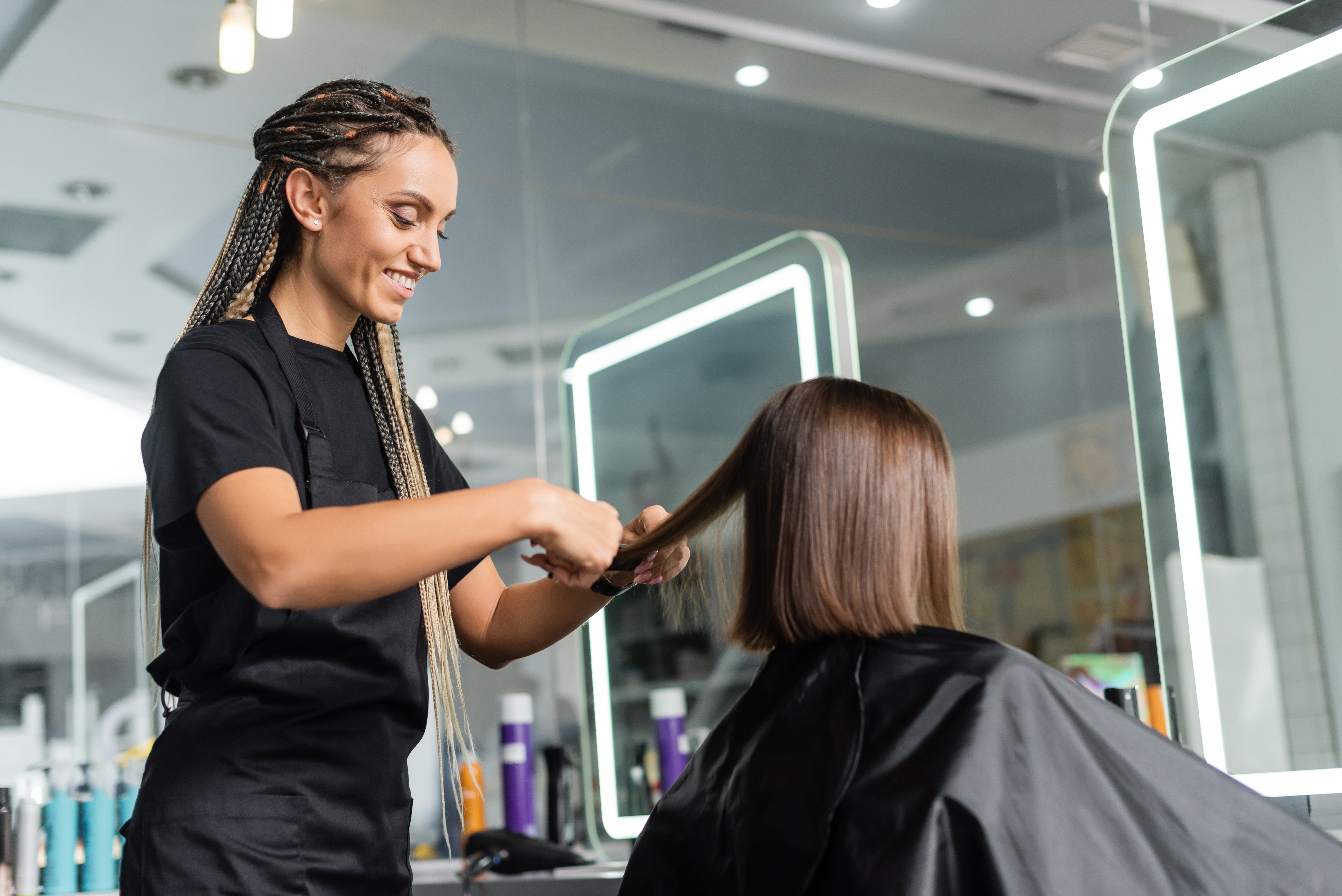 Acude con una estilista para realizar tus cortes de cabello.