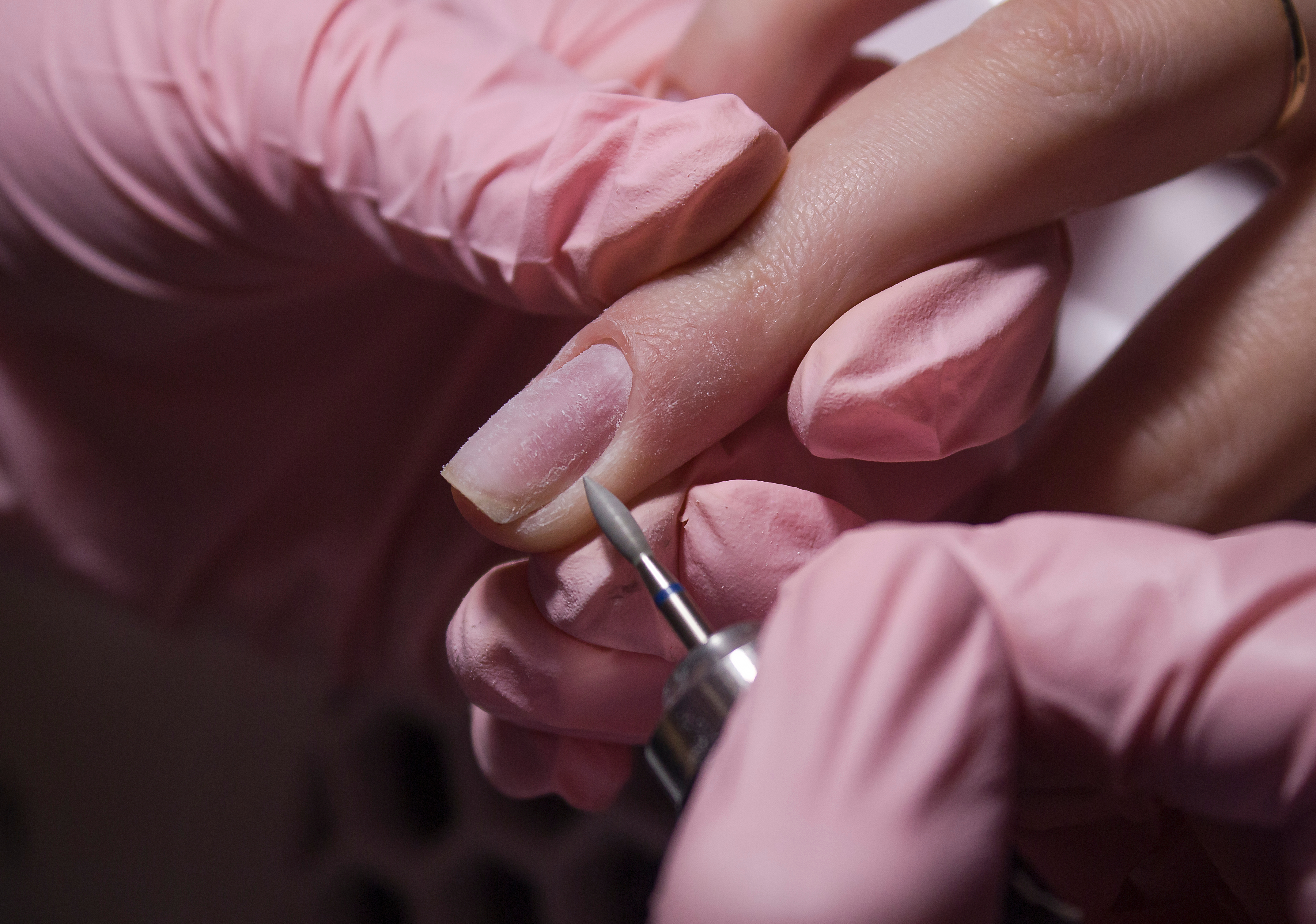 La manicura tradicional corta la cutícula ligeramente.