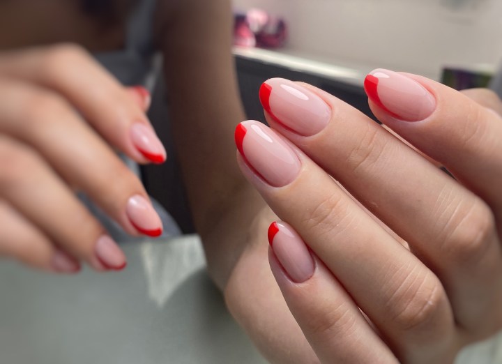 Mejora el aspecto de tus uñas al usar la manicura rusa.
