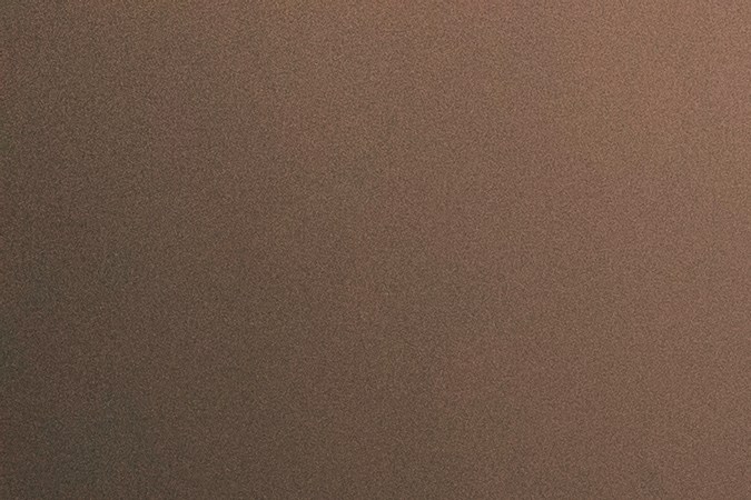 Usa iluminador en el párpado y los puntos altos del rostro.