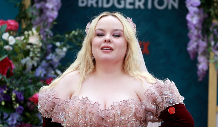 Nicola Coughlan cuida su cabello con una reconocida marca capilar.