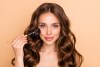 Realiza el Peach Makeup con los productos adecuados para mejorar el resultado.