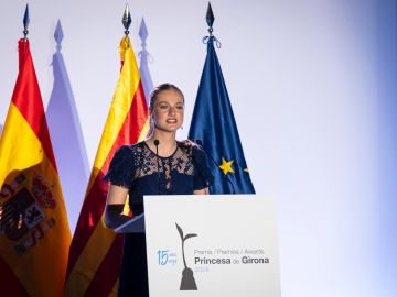 La princesa Leonor destaca con un elegante vestido durante la ceremonia de entrega de los Premios Princesa de Girona 2024.