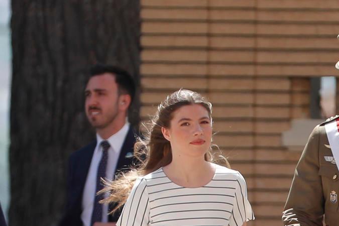 Los reyes, Felipe y Letizia, y la infanta Sofía a su llegada a la ceremonia en la que la princesa de Asturias, Leonor de Borbón.