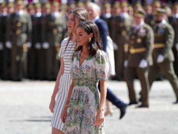 La reina Letizia luce un nuevo vestido de flores ideal para el verano.