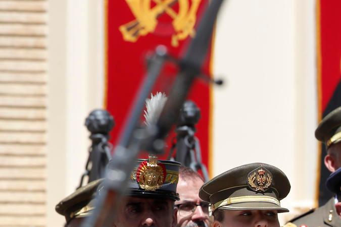 La princesa de Asturias, Leonor de Borbón, la reina Letizia, el rey Felipe VI y la infanta Sofía durante la ceremonia en la que el monarca entregó a la heredera al trono su despacho de alférez tras un año en Zaragoza.