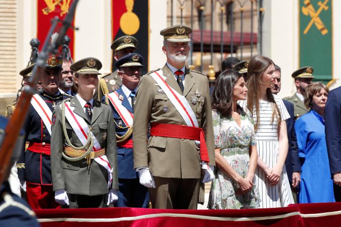 La princesa de Asturias, Leonor de Borbón, la reina Letizia, el rey Felipe VI y la infanta Sofía durante la ceremonia en la que el monarca entregó a la heredera al trono su despacho de alférez tras un año en Zaragoza.